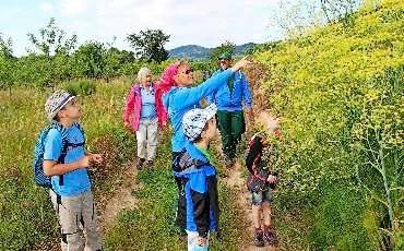 NABU-Kinder mit Barbara und Johannes Kiefer bei der Streuobstwiese